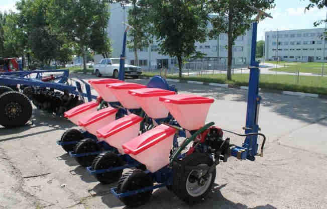 ADB-480 4 Rows 600kg Spreader/Tractor Farm Seed Spreader/potato Fertilizer Spreader