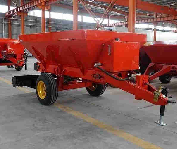 Agricultural fertilizing machinery tractor truck manure fertilizer spreader