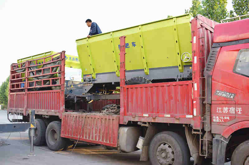 Agricultural fertilizing machinery tractor truck manure fertilizer spreader